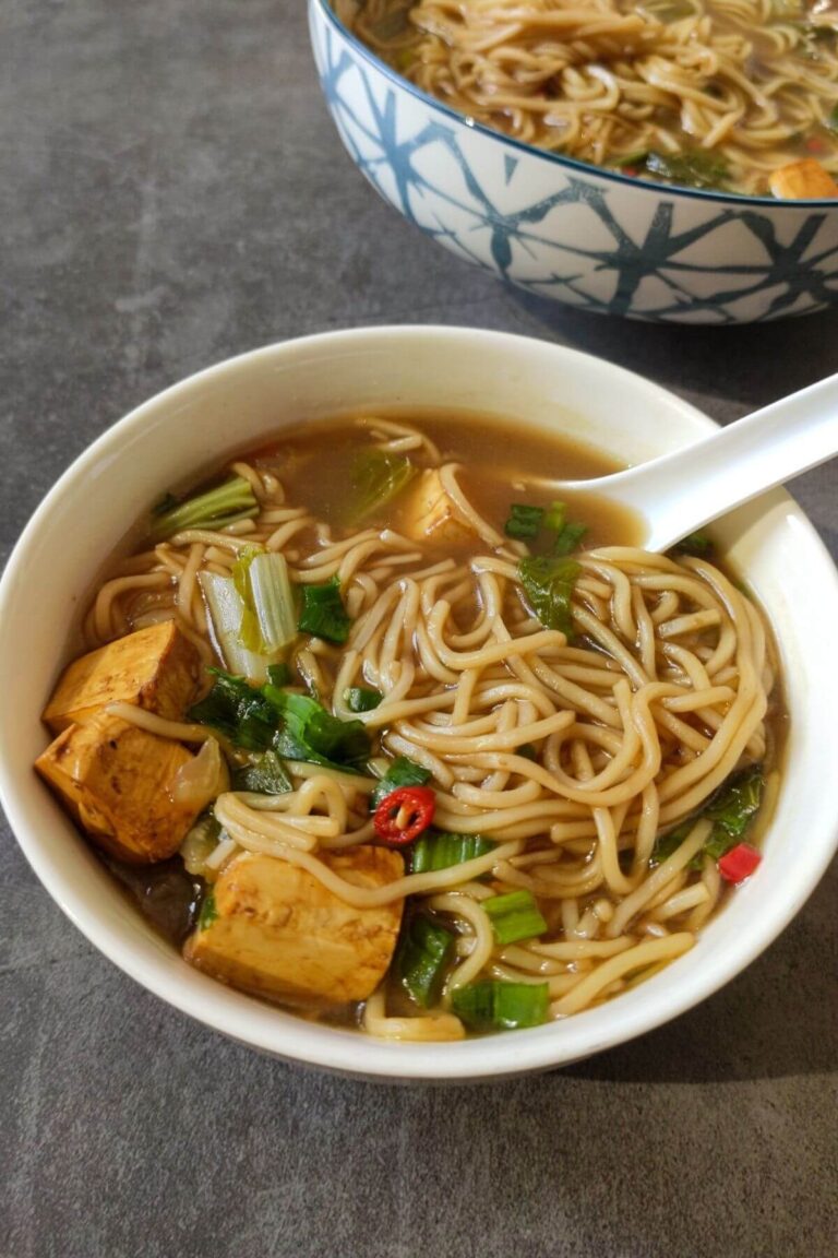 Vegan tofu noodle soup - Easy 25 minutes Asian soup recipe