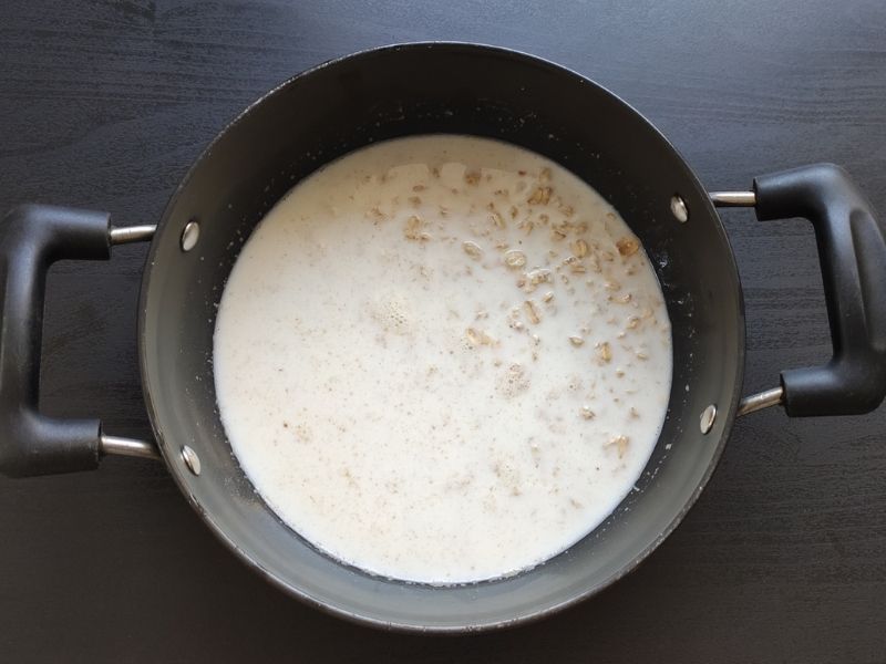 Oats and mil in a pot