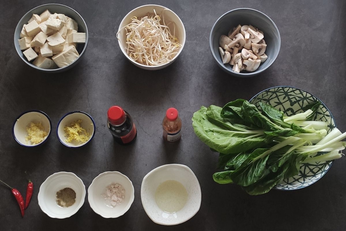 Ingredients required to make stir fried tofu with bean sprouts