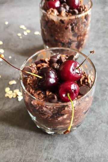 Vegan chocolate cherry overnight oats - Needs only 5 minutes of effort