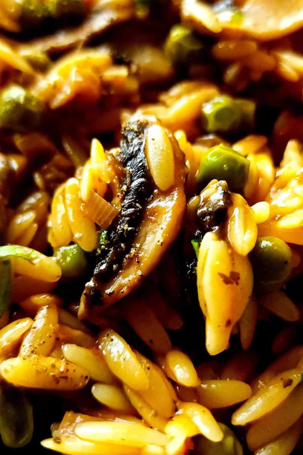 Vegan mushroom orzo with green peas Greenbowl2soul