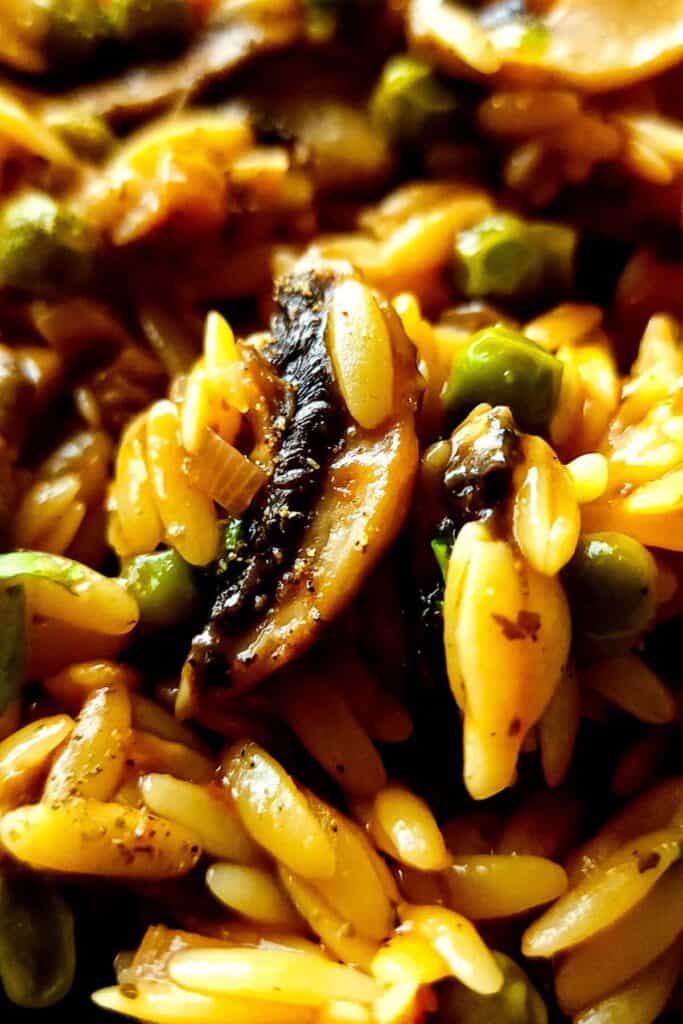Vegan mushroom orzo with green peas Greenbowl2soul
