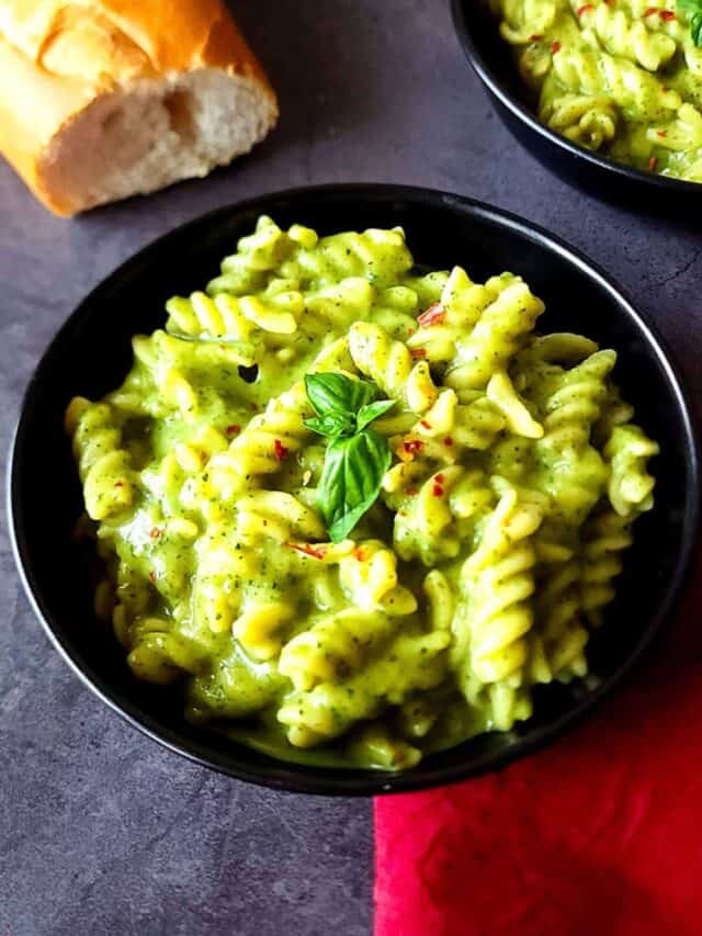 Pasta with zucchini and mushrooms